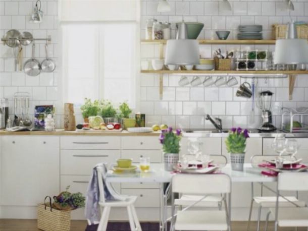 На кухне с открытыми полками важно правильно организовать пространство