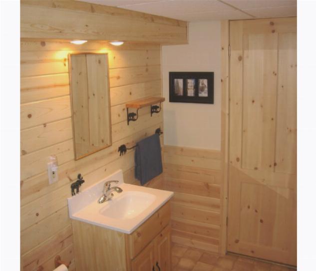 Один из простых вариантов ванной комнаты из дерева