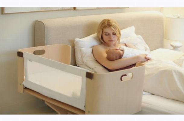 Приставная кроватка – очень удобная для молодой мамочки вещь
