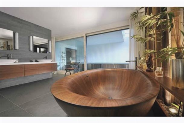 Стильная деревянная ванна