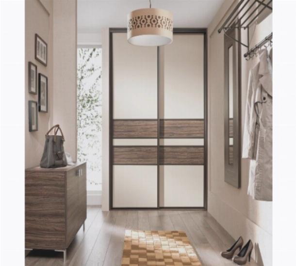 Стильный шкаф с деревянными вставками на дверях